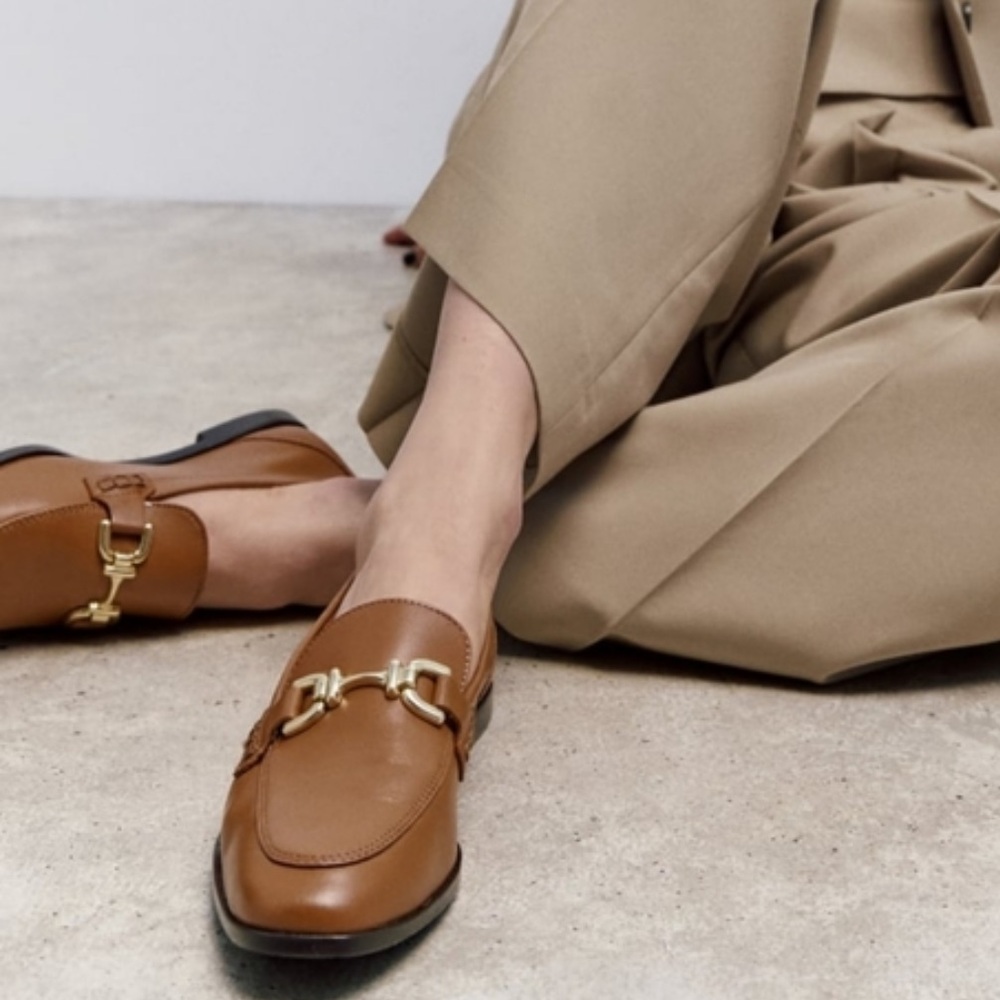 NWT🔥Women's Brown Loafers with Gold Accent